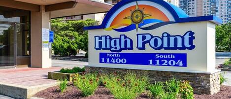 Señalización de High Point, direcciones 11400 Norte y 11204 Sur.