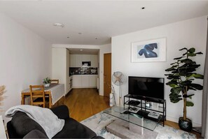 Smart TV, computer monitors, printers - Stylish One Bedroom Flat in East London (London)