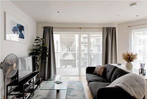 Smart TV, computer monitors, printers - Stylish One Bedroom Flat in East London (London)