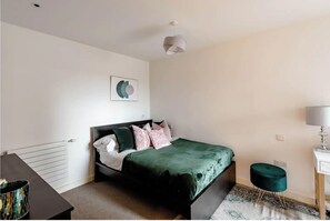 1 bedroom, desk, iron/ironing board, WiFi - Stylish One Bedroom Flat in East London (London)