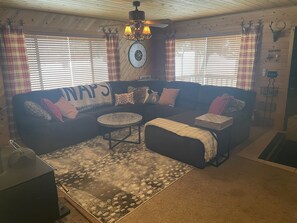 Smart TV, caminetto, videogiochi, lettore DVD