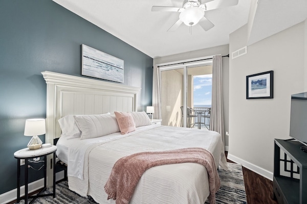 Master bedroom, King bed with new mattress, ocean view, balcony entrance