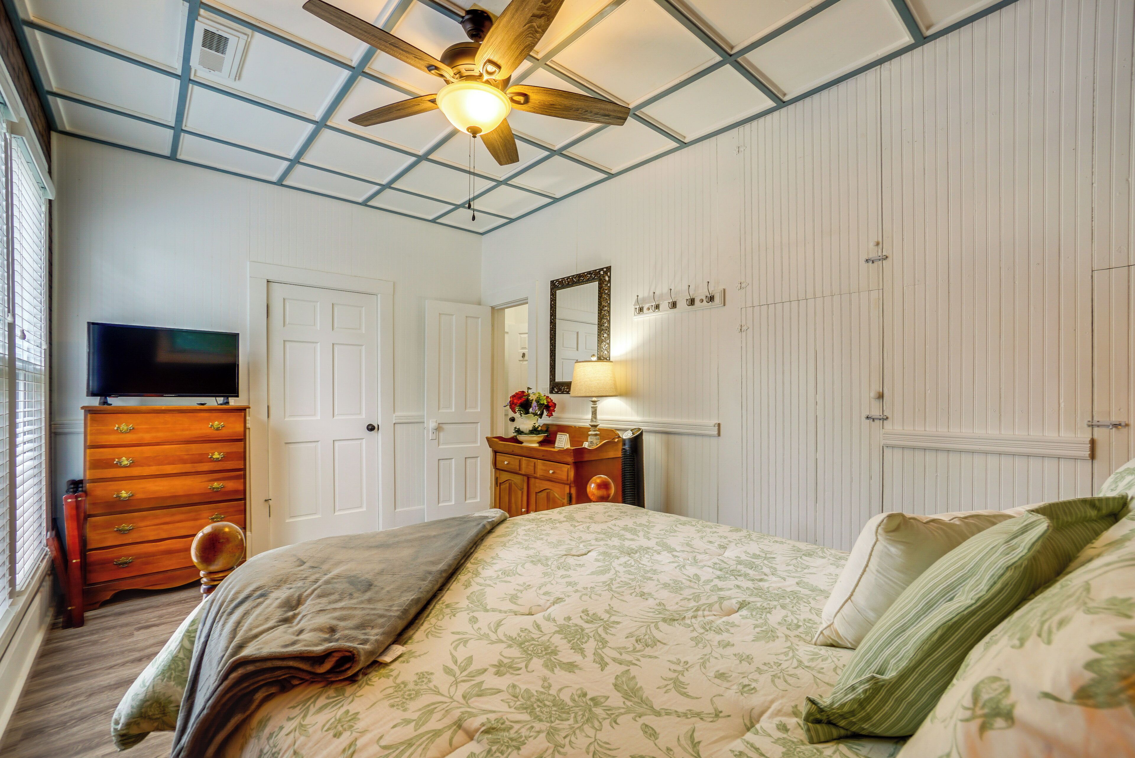 1 bedroom, iron/ironing board, internet, bed sheets
