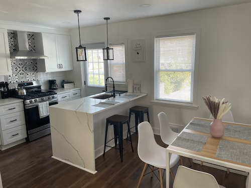 DC Retreat w/ Pvt Parking – Near Metro & Sights!