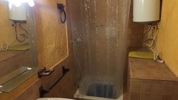 Een douche, handdoeken, toiletpapier