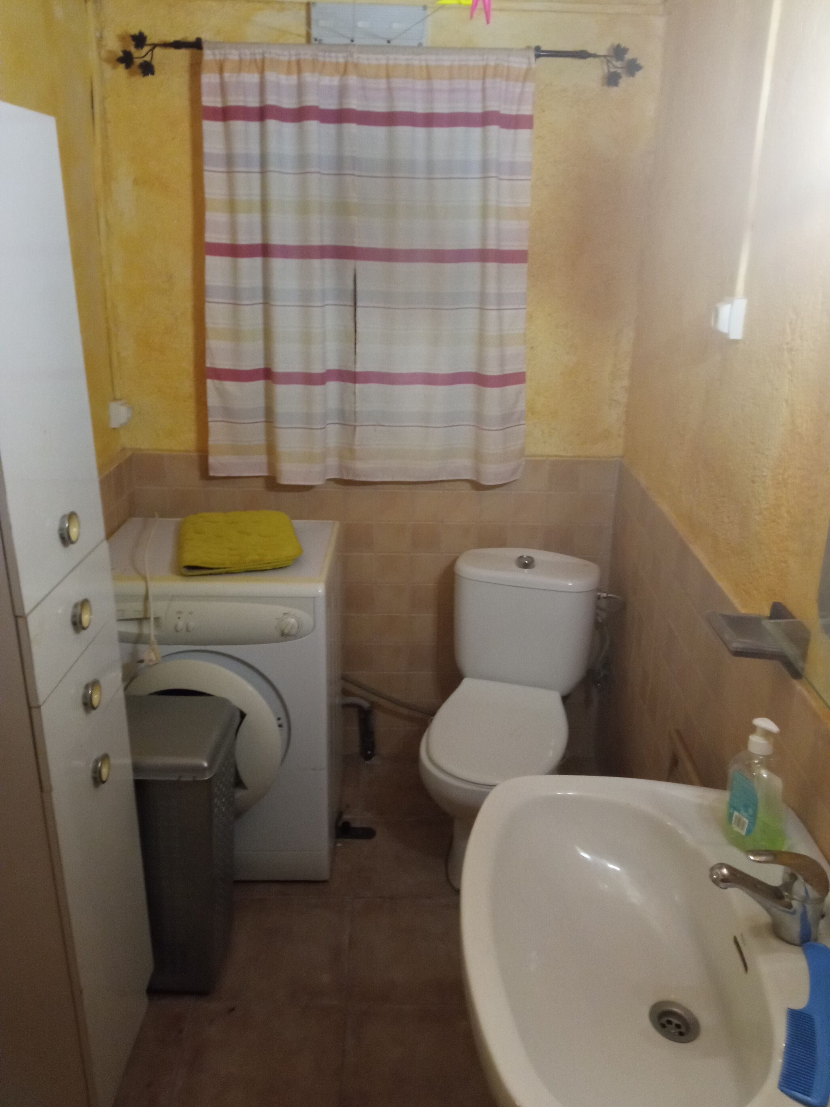 Een douche, handdoeken, toiletpapier