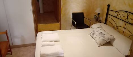 1 chambre, bureau, fer et planche à repasser, Wi-Fi gratuit