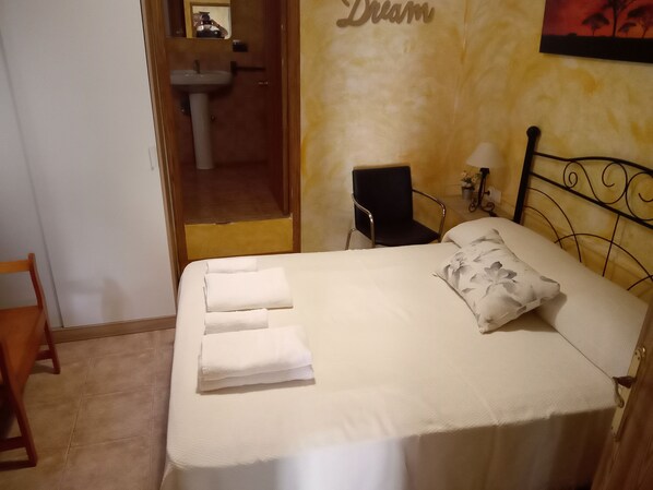 1 bedroom, desk, iron/ironing board, free WiFi - Complete apartment 4 persons (2 in bed and 2 in sofa bed) central in Tíjola (Tijola)