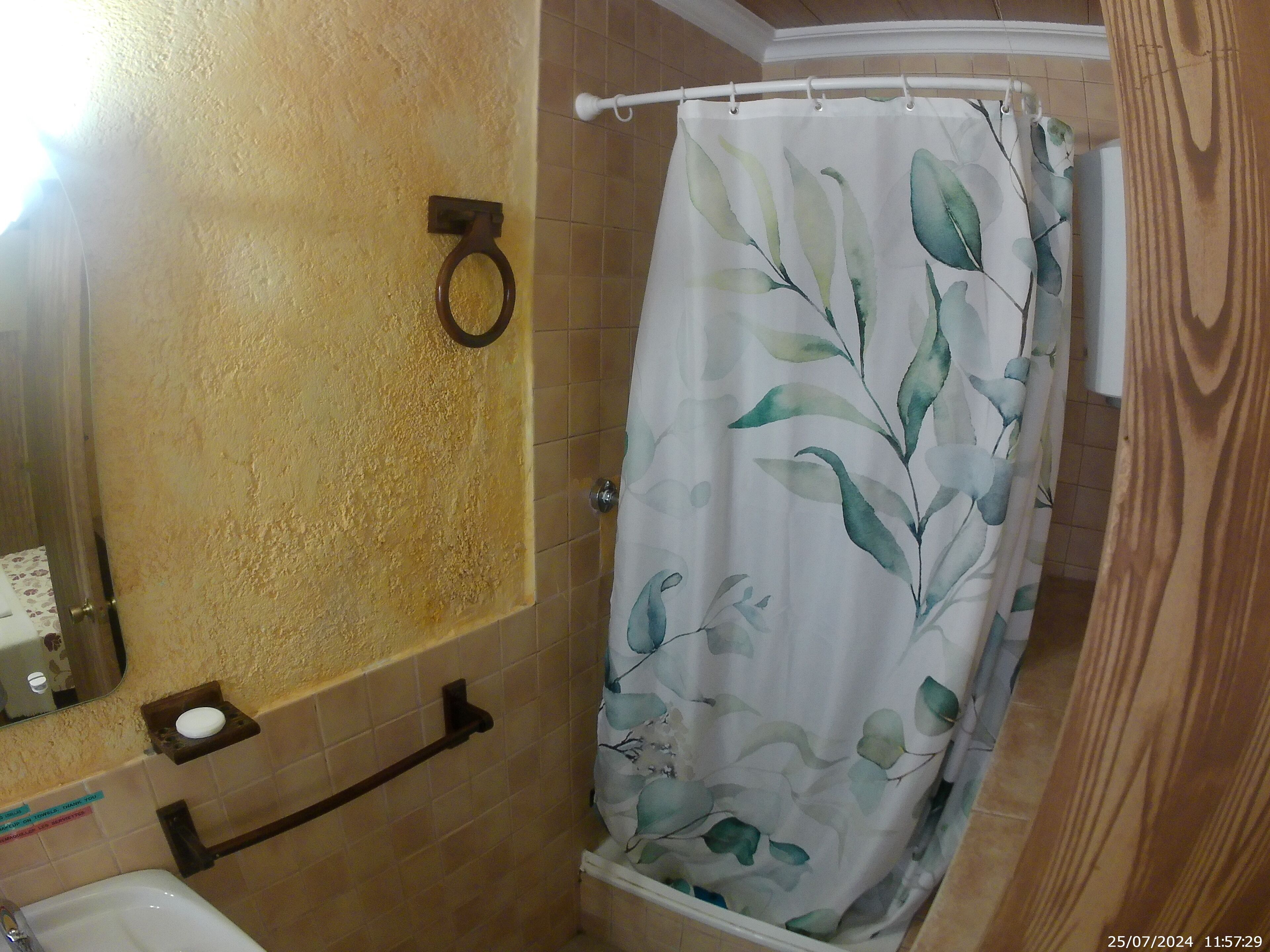 Een douche, handdoeken, toiletpapier