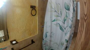 Douche, serviettes fournies, papier toilette