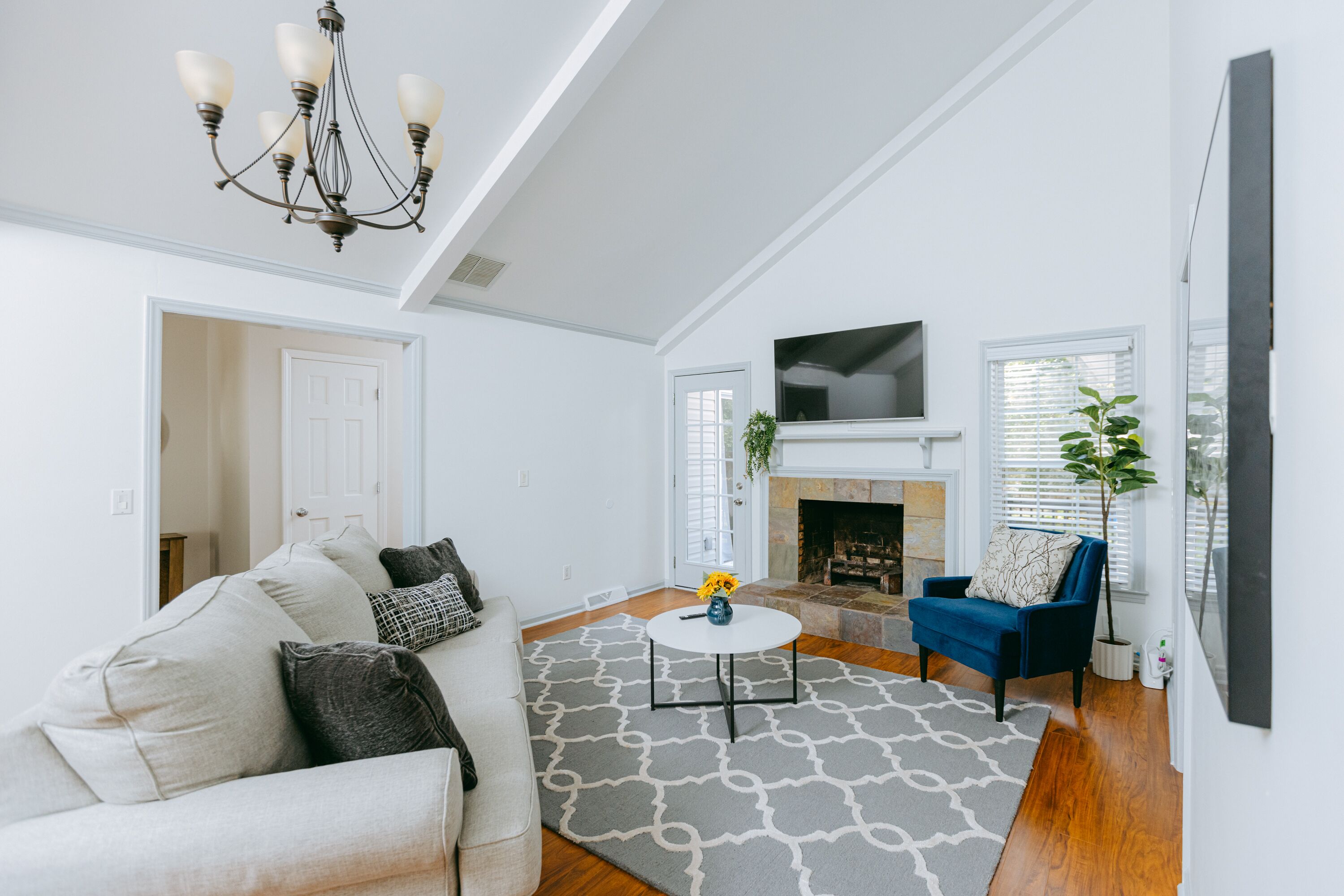 Modern Retreat ~ 3BR KING BED Cozy Ranch Home