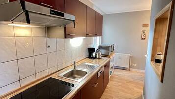 Réfrigérateur, micro-ondes, plaque de cuisson, lave-vaisselle