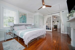 3 bedrooms, desk, iron/ironing board, free WiFi