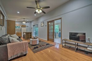 TV, fireplace - 22 Mi to Ski Big Bear! Lake Wallenpaupack Getaway (Greentown)
