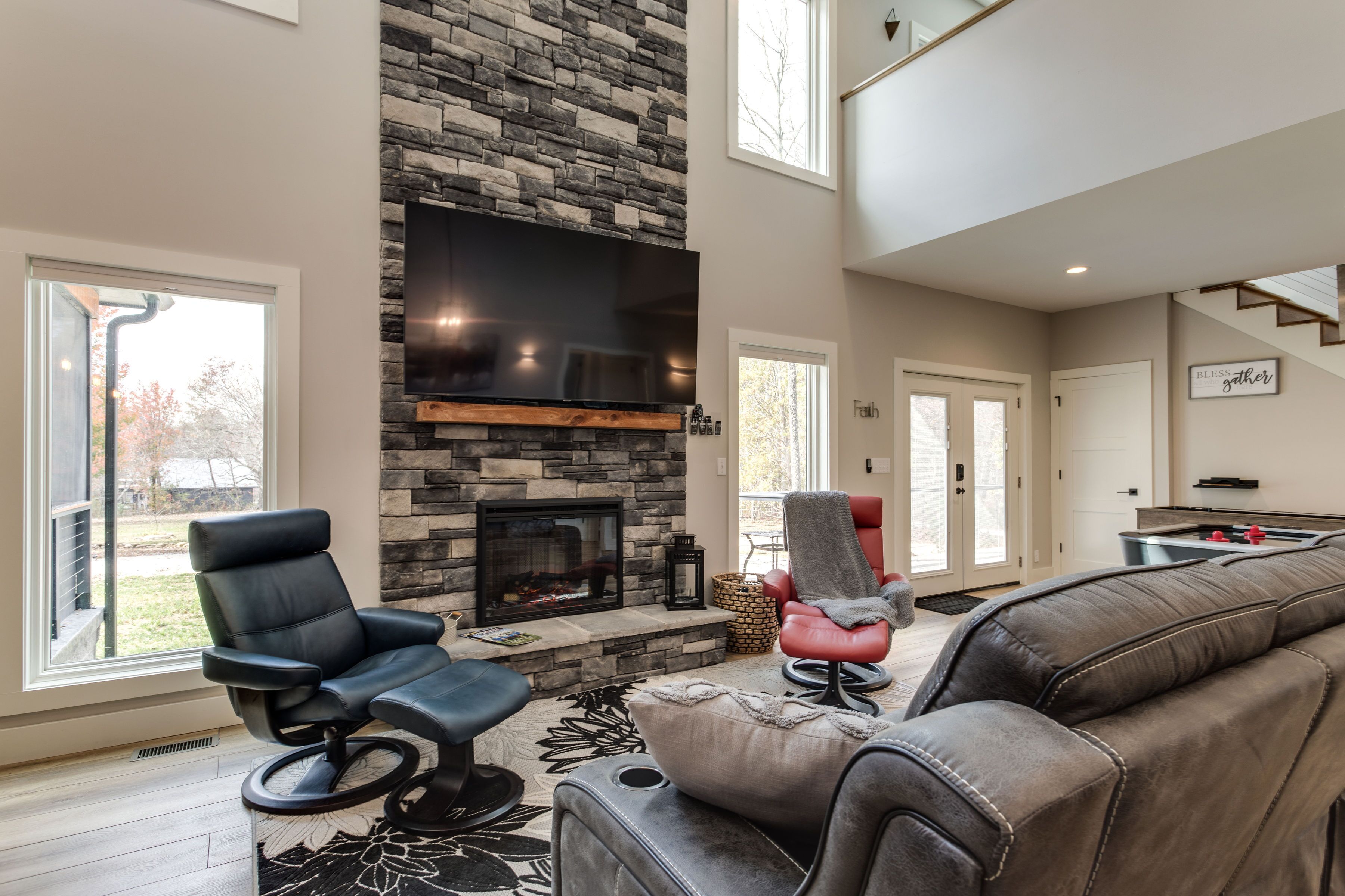 TV connectée, cheminée, jeux vidéo, lecteur de DVD