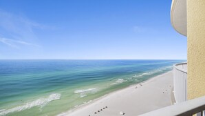 Uma varanda com vista para a praia e o oceano.