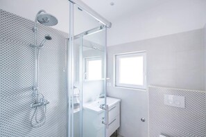 House | Bathroom - Captivating 5-bed House in Labin (Prgomet)