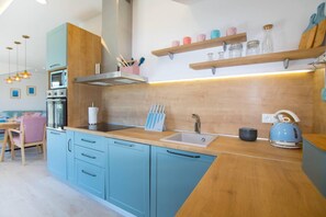 House | Private kitchen | Fridge, microwave, oven, stovetop