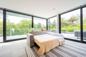 Ático de lujo, 1 habitación, terraza, vistas al parque | Zona de estar | Televisión LED de 65 pulgadas con canales digitales, una televisión