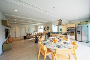 Penthouse Exclusif, 2 chambres, terrasse, vue parc | Salle à manger