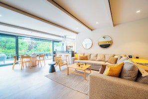 Exclusive Penthouse, 2 Bedrooms, Terrace, Park View | Living area | 65-inch LED TV with digital channels, TV, Netflix - Capitalia Parque Lincoln (Mexico City)