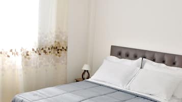 2 quartos, escrivaninha, ferros/tábuas de passar roupa