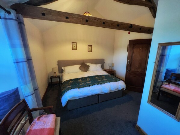 غرفة مزدوجة مريحة | ستائر تعتيم وسرير سفر وواي فاي مجانًا