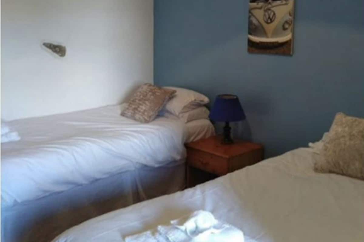 Dobbelt- eller tomannsrom – comfort | Blendingsgardiner, reiseseng for barn og wi-fi (inkludert)