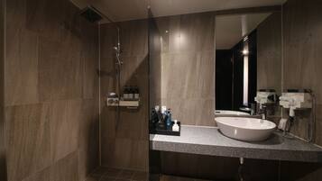 Premier Room | Bathroom | Combined shower/tub, designer toiletries, hair dryer, bidet