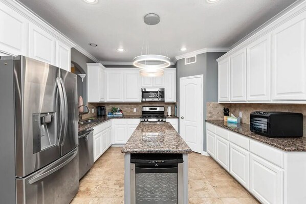 Fridge, microwave, oven, stovetop - 3BD/2 Floor - Centrally Located Near Memorial, Washington Ave, and Buffalo Bayou (Houston)