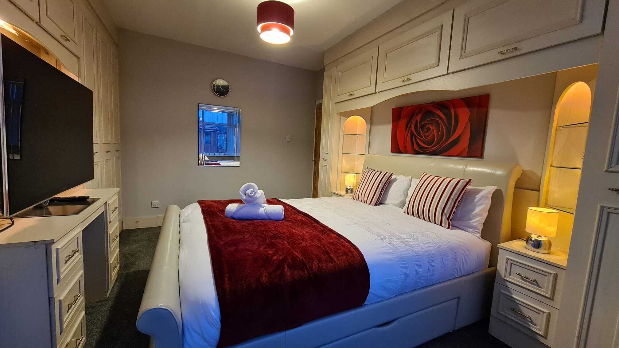 Stunning Holiday Home with Private parking