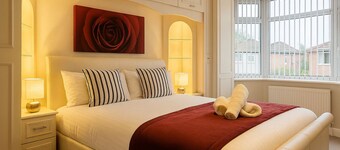 7 Bed Holiday Home+WiFi+free Private Parking.Closest to football Ground+Downtown