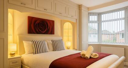 7 Bed Holiday Home+WiFi+free Private Parking.Closest to football Ground+Downtown
