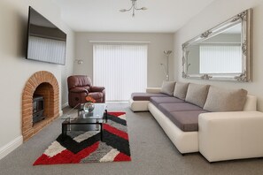 Smart TV, chimenea y videojuegos