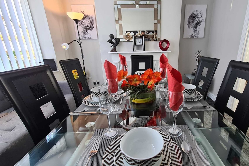 Stunning Holiday Home with Private parking