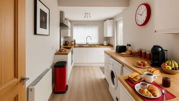 Kjøleskap, mikrobølgeovn, ovn og kokeplater