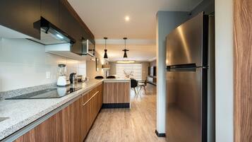 Departamento Deluxe, 2 habitaciones | Cocina privada | Refrigerador con congelador, microondas, horno y parrilla de estufa