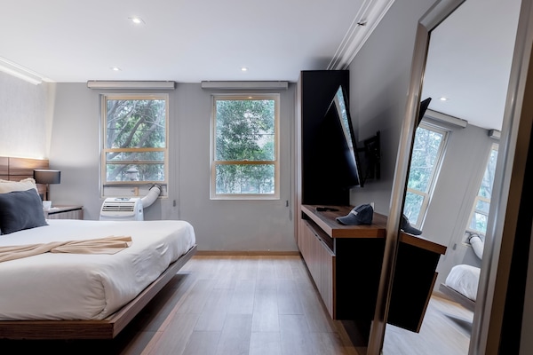 Luxury Apartment, 2 Bedrooms | 2 bedrooms, Egyptian cotton sheets, premium bedding, pillowtop beds