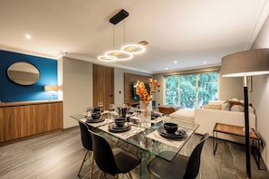 Premium Apartment, 2 Bedrooms | Dining room