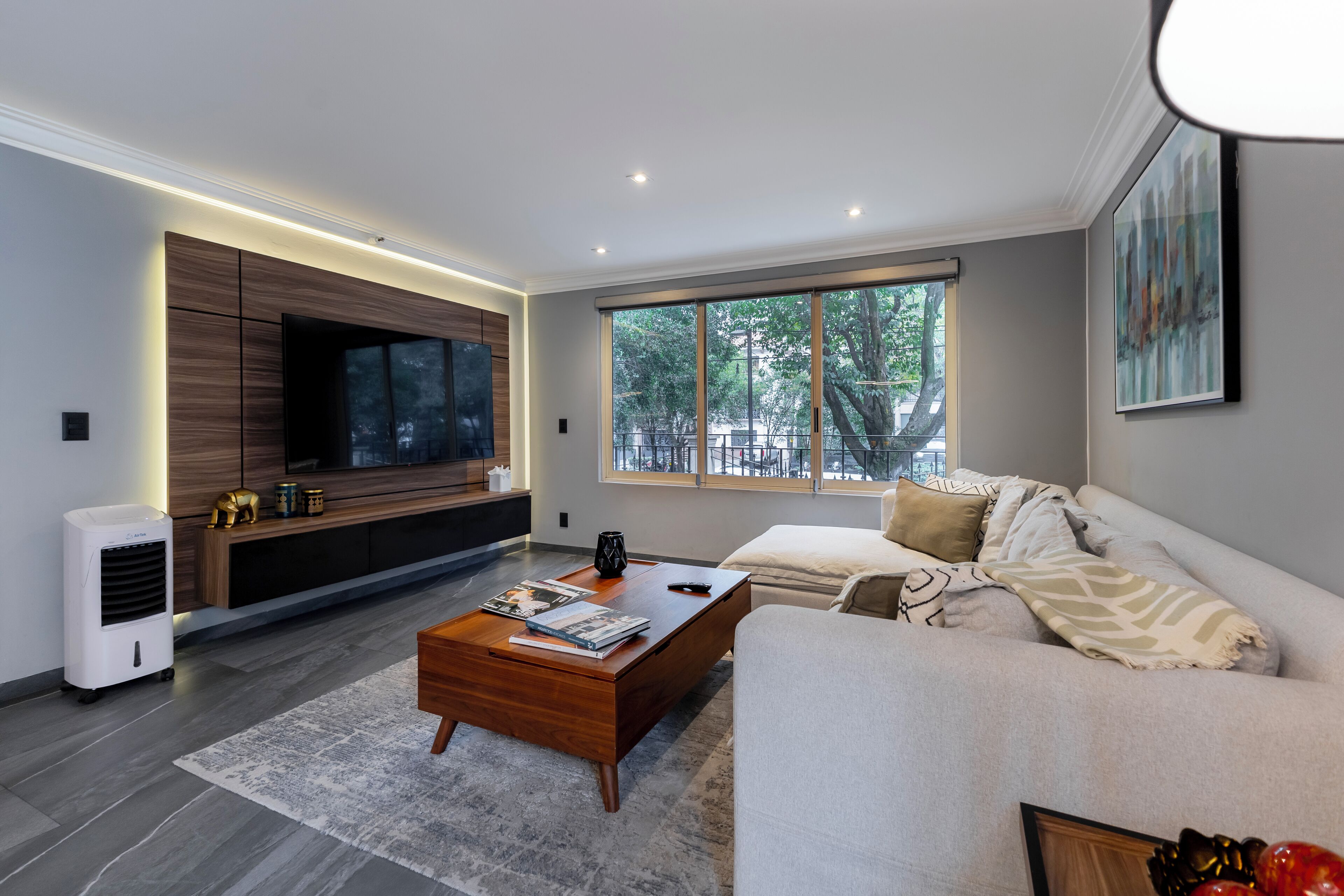 Departamento de lujo, 2 habitaciones | Sala de estar | Televisión LED 