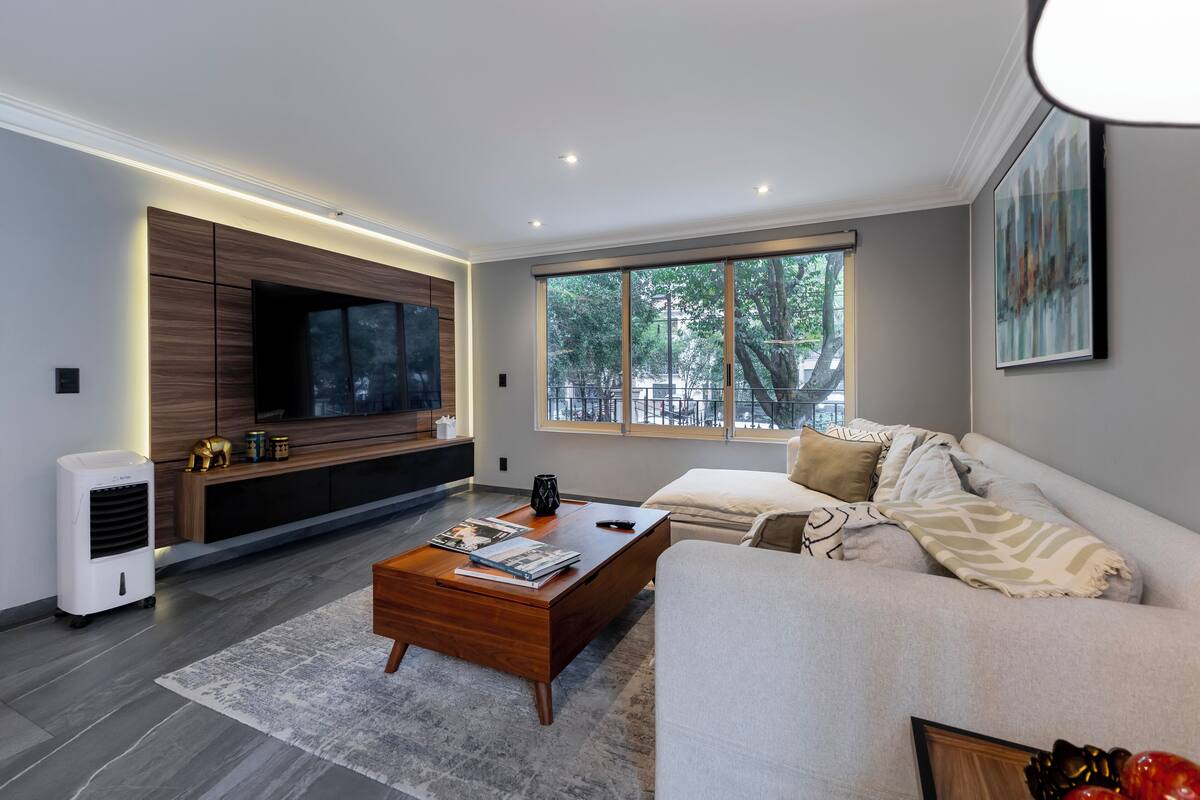 Apartamento de lujo, 2 habitaciones | Sala de estar | Una televisión LED