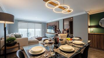 Deluxe Apartment, 2 Bedrooms | Dining room