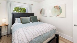 2 slaapkamers, een bureau, een strijkplank/strijkijzer, reisbedje
