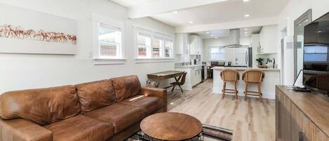 Una televisión, una oficina