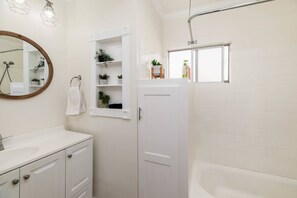 Ensemble douche/baignoire, sèche-cheveux