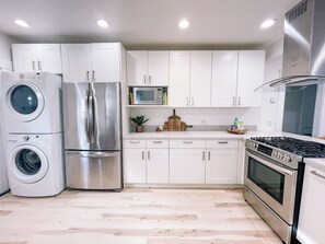 Kjøleskap, mikrobølgeovn, ovn og kokeplater