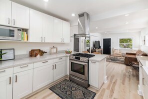 Kylskåp, mikrovågsugn, ugn och spishäll