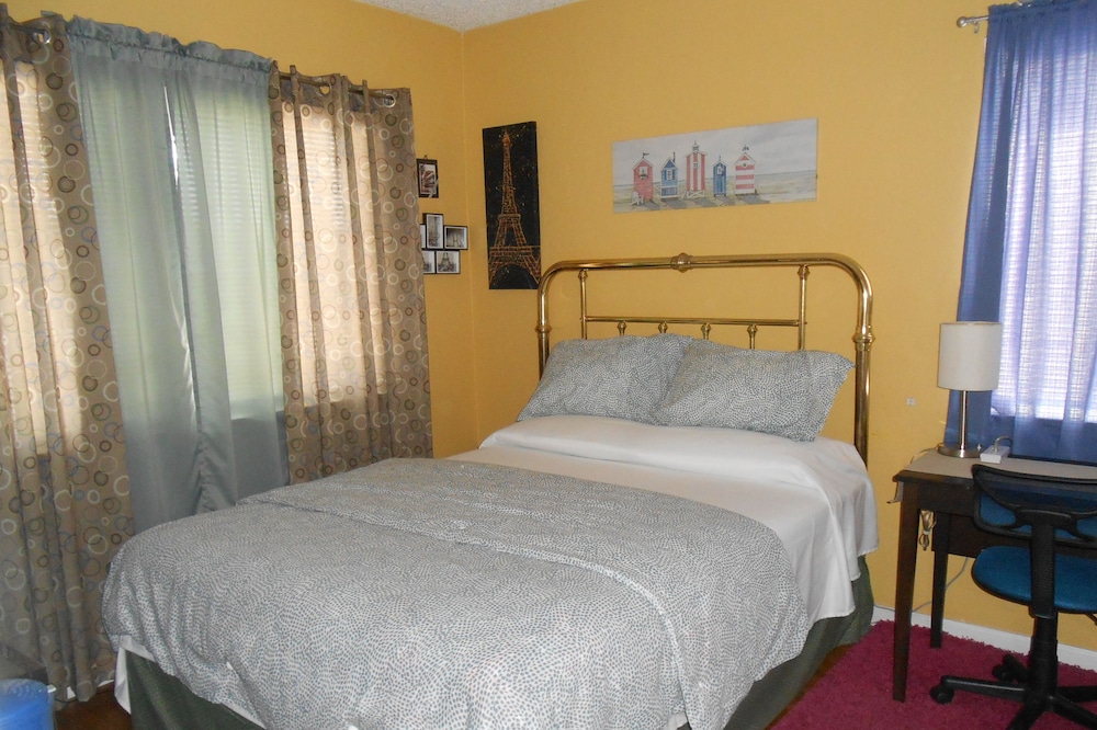 5-10 minutes to Burbank Airport/Universal/ Studios/N Hollywood. Cozy Room