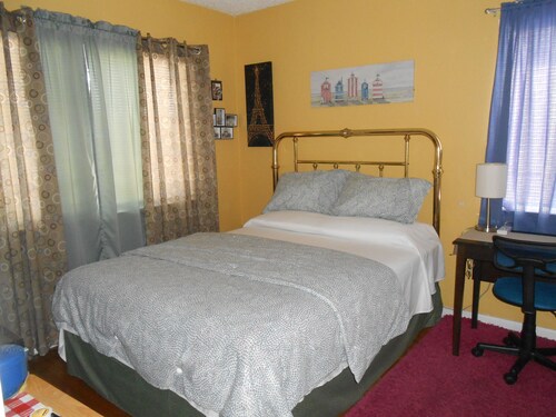 2 Miles Burbank Airport/7 Miles Universal/ Studios/N Hollywood. Cozy Room