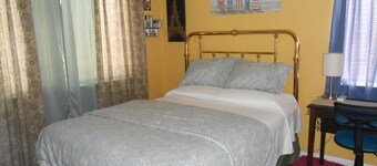 2 Miles Burbank Airport/7 Miles Universal/ Studios/N Hollywood. Cozy Room